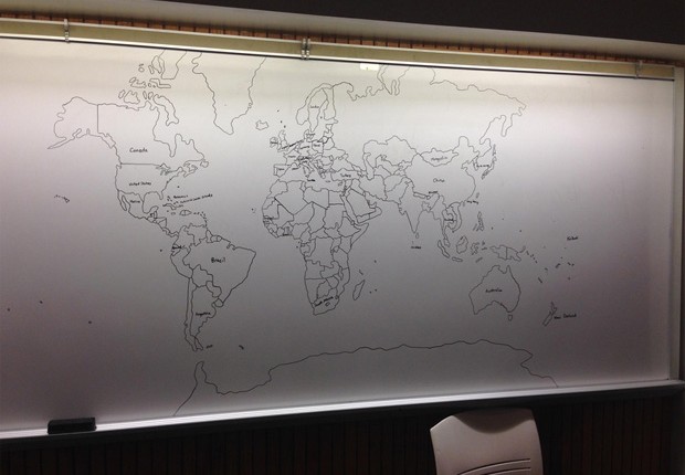 Lousa mostra mapa-múndi (Foto: Reddit/Bobitis)
