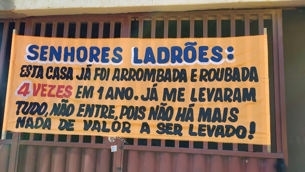 Após quatro assaltos, moradora do DF faz faixa com recado para ladrões — Foto: Arquivo pessoal