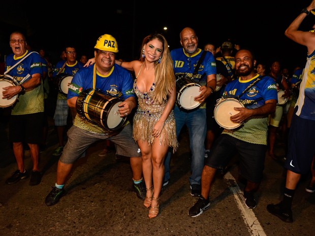 Lexa samba muito em ensaio da Unidos da Tijuca (Foto: Webert Belicio/AgNews)