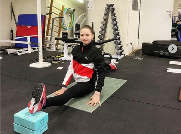 A patinadora russa Kamila Valieva em treino (Foto: Instagram)