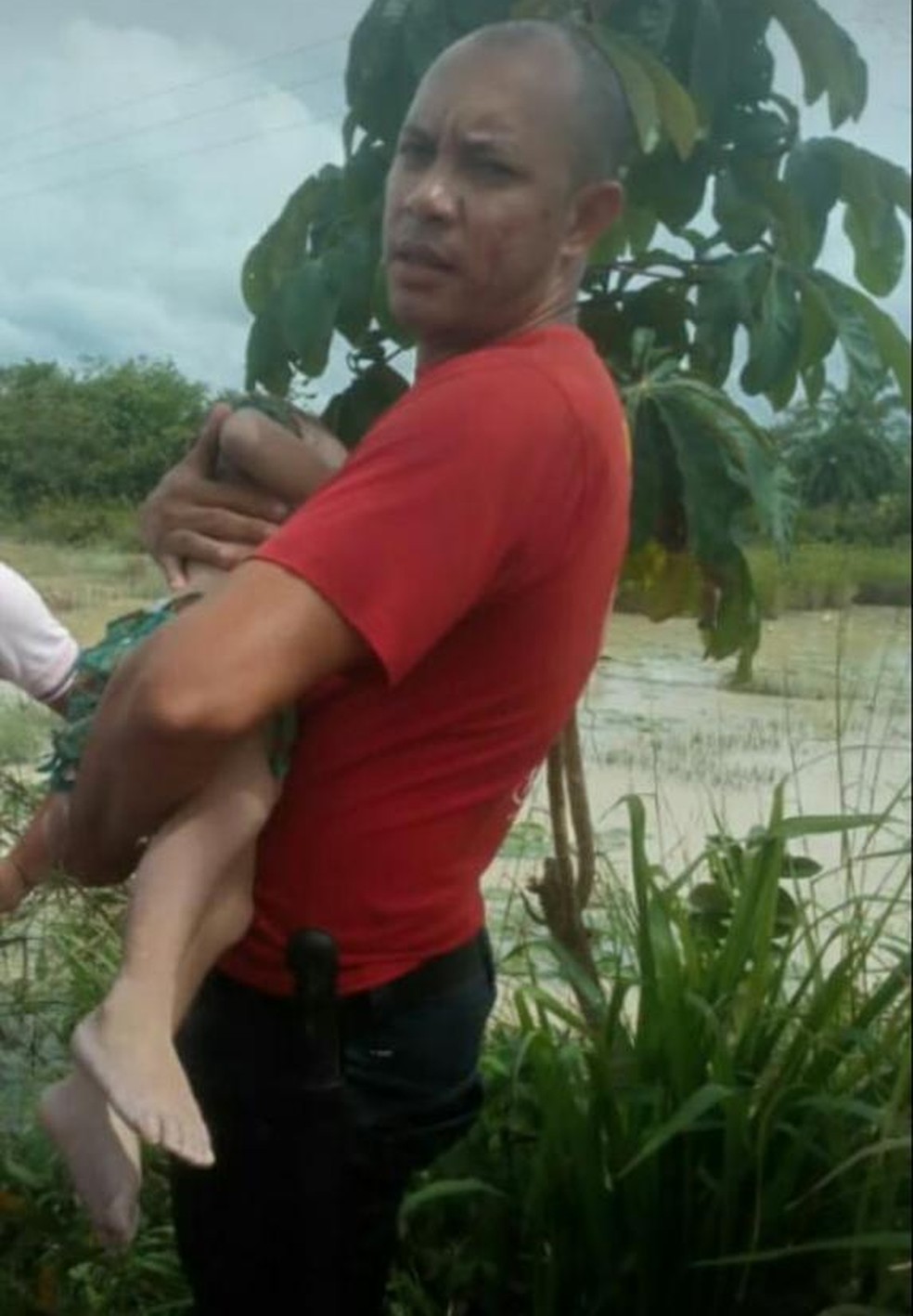 Bombeiro resgatam corpo de Yzabela Duarte Ferreira, de 1 anos e 9 meses — Foto: Reprodução/TV Liberal