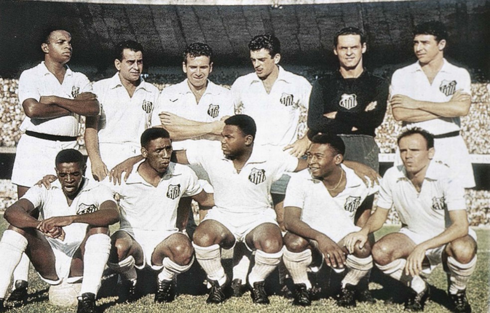 Santos multicampeão dos anos 60: Pelé era um dos quatro negros do ataque titular — Foto: Divulgação / Conmebol