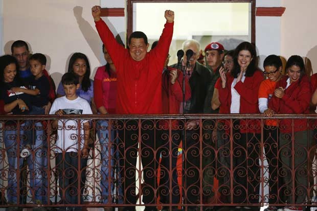 O presidente da Venezuela, Hugo Chávez, celebra sua vitória na noite deste domingo (7) em sacada do Palácio de Miraflores, em Caracas (Foto: AP)