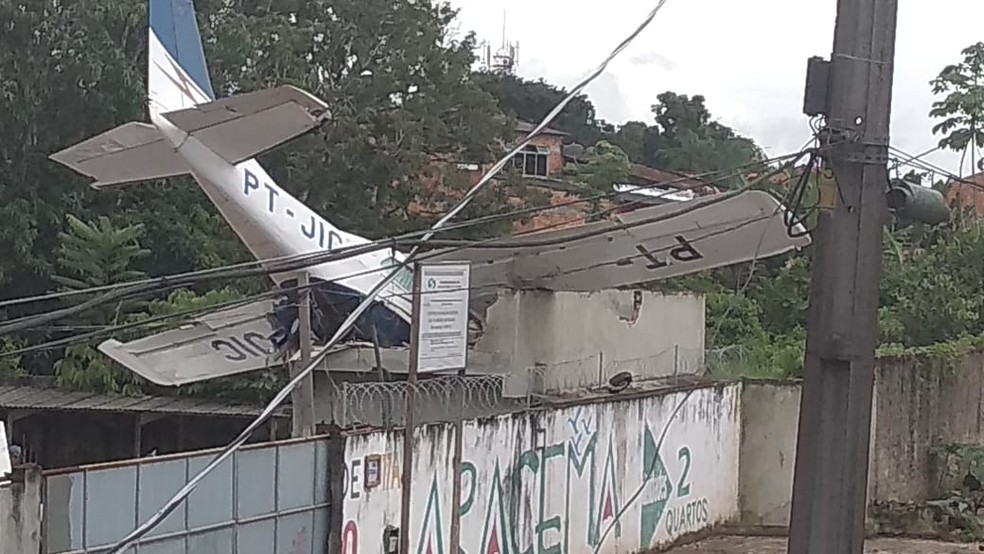 Avião de pequeno porte cai em Belém, nesta quarta-feira (13) — Foto: Reprodução / TV Liberal