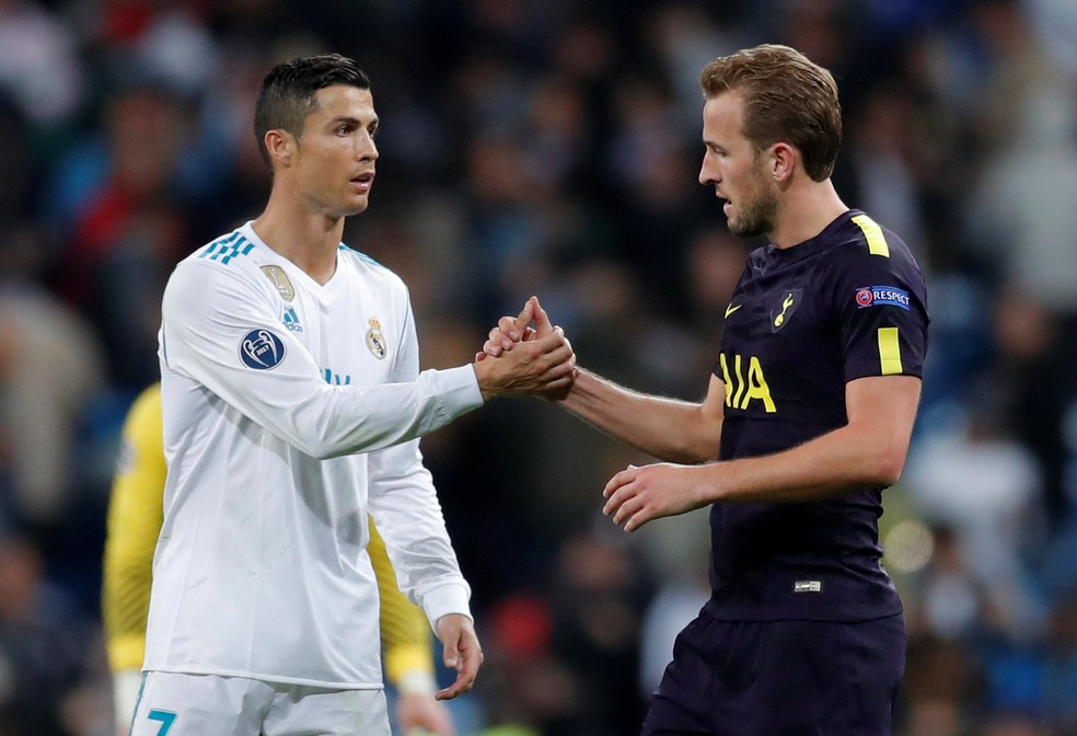 Harry Kane e Cristiano Ronaldo se cumprimentam durante Tottenham e Real Madrid pela Champions (Foto: Reuters)