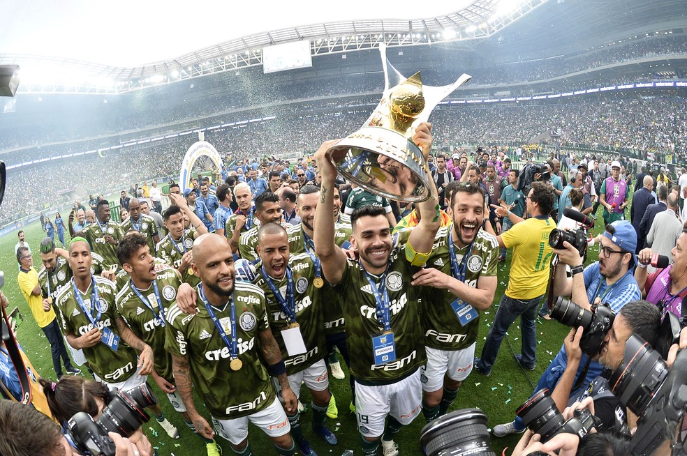 Bruno Henrique comanda a volta olímpica do Palmeiras na arena — Foto: Marcos Ribolli