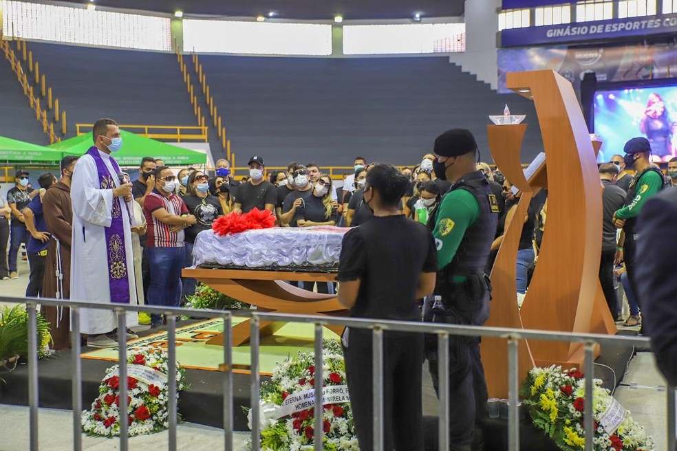 Missa durante velório de Paulinha Abelha, em Aracaju — Foto: Gilton Rosas