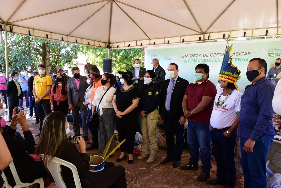 Damares participou de evento de entrega de cestas básicas para indígenas — Foto: Wheverton Barros/Prefeitura de Rondonópolis-MT