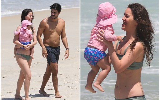Nathalia Dill se diverte com a filha e o marido em dia de praia
