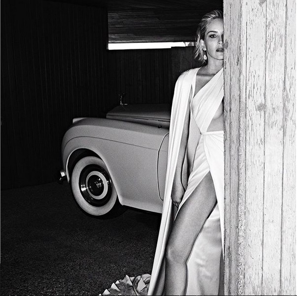 A atriz Sharon Stone em foto de seu ensaio para a versão portuguesa da revista Vogue (Foto: Instagram)