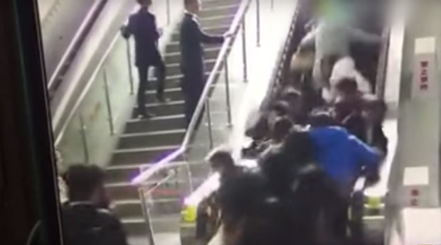 Falha em escada rolante fere ao menos cinco pessoas na China (Foto: Reprodução/YouTube)