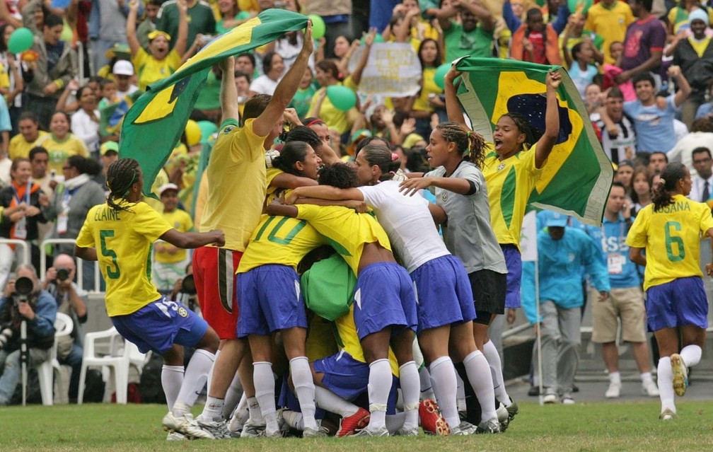 Seleção feminina comemora título no Pan em 2007 — Foto: Divulgação/CBF