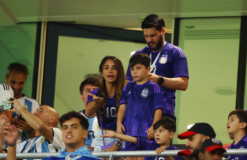 Antonella Roccuzzo, esposa de Messi, com os filhos em Argentina x Austrália — Foto: REUTERS/Molly Darlington