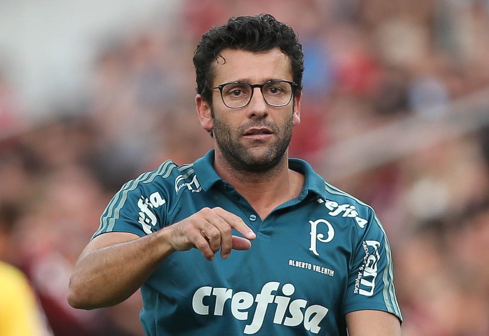 Com três clubes de olho, Alberto revela desejo de treinar 