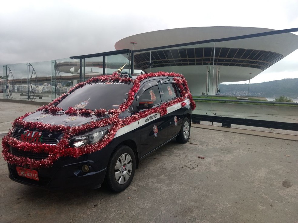 Taxista enfeita carro com decora��o natalina e promove carreata para distribuir presentes (Foto: Arquivo Pessoal)