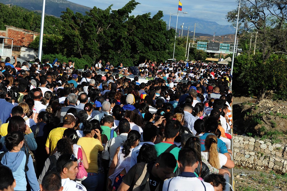 Multidão atravessa ponte rumo a Cucutá, na fronteira entre Venezuela e Colômbia, em foto de 2016 — Foto: George Castellanos/AFP