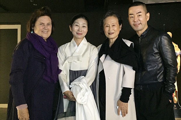 Suzy with, from left, the Korean fashion designers Lee Hye Soon, Jin Teok and Juun.J (Foto: Suzy Menkes/Instagram)