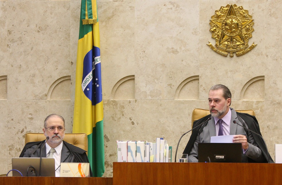 O procurador-geral da República, Augusto Aras, ao lado do presidente do Supremo Tribunal Federal (STF), Dias Toffoli, durante sessão de julgamento desta quarta-feira (20) — Foto:  Nelson Jr./STF