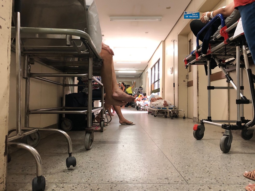 Segundo direção do Hospital Walfredo Gurgel, 127 pacientes estavam internados no corredor da unidade nesta segunda  — Foto: Douglas Lemos/G1 RN