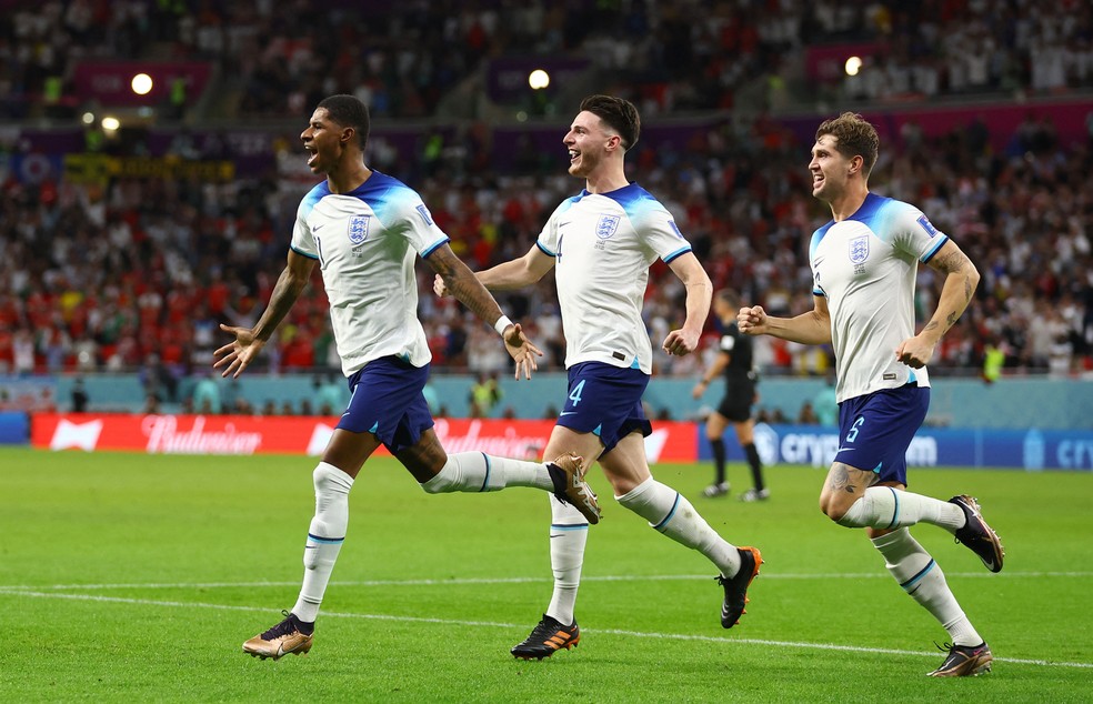 Marcus Rashford comemora gol da Inglaterra contra Gales com Declan Rice e John Stones  — Foto: REUTERS/Hannah Mckay