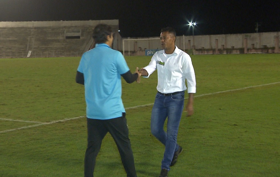Lúcio Flávio e Marcelinho Paraíba se cumprimentam antes do jogo entre Serra Branca e Botafogo B — Foto: Reprodução / TV Paraíba