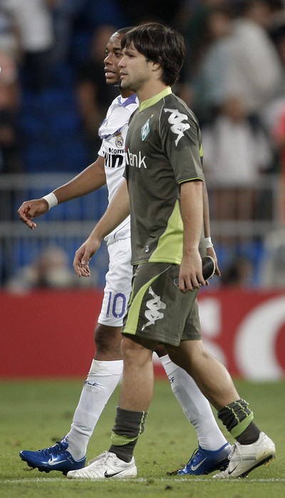Diego e Robinho deixam o campo após a vitória por 2 a 1 do Real sobre o Werder Bremen (Foto: Getty Images)