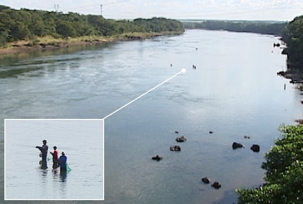 Pescadores estavam bem no meio do rio, que está com meio metro de profundidade (Foto: Reprodução / TV TEM)