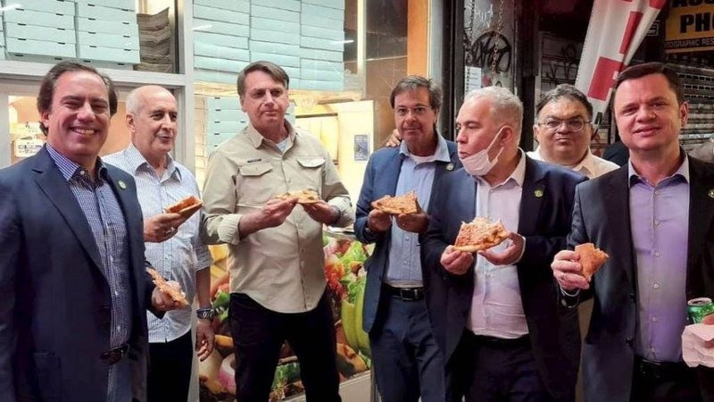 Bolsonaro fica do lado de fora de pizzaria em Nova York (Foto: Instagram/Reprodução)