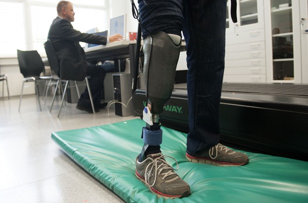  O professor Hubert Egger, da Universidade Linz, faz testes com a primeira prótese de perna "sensível", que foi recebida pelo paciente Wolfgang Rangger,  (Foto: AFP Photo/Samuel Kubani)