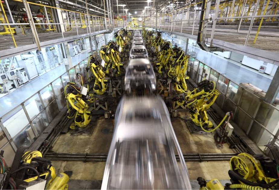 China Empresas Carros Automóveis Veículos Montadoras Indústria Fábrica - Robots work on the welding line at a Beijing Hyundai Motor Co. plant in Beijing, China, on Friday, March 15, 2013. The joint venture between Beijing Automotive Industry Holding Co. a