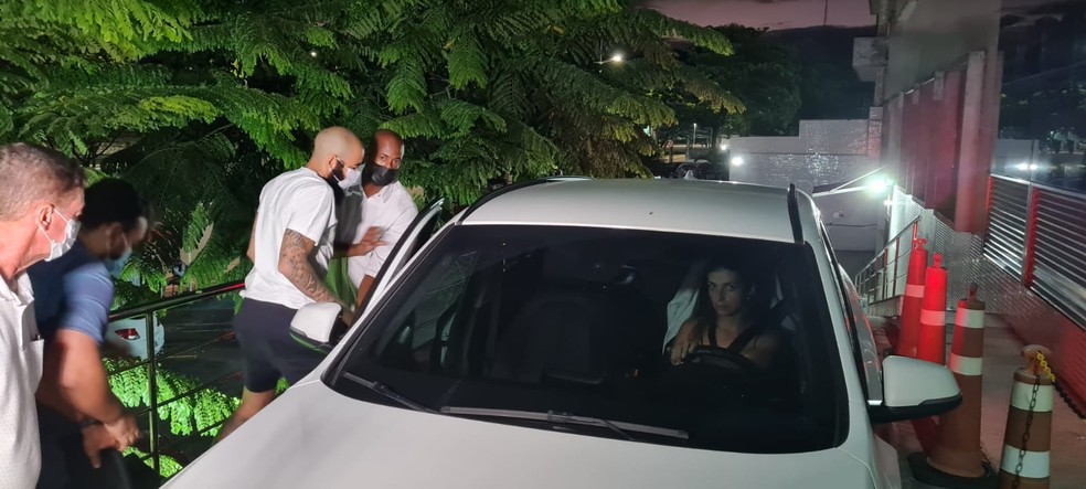 Goleiro do Bahia recebe alta e deixa hospital em Salvador — Foto: Renan Ribeiro/TV Bahia