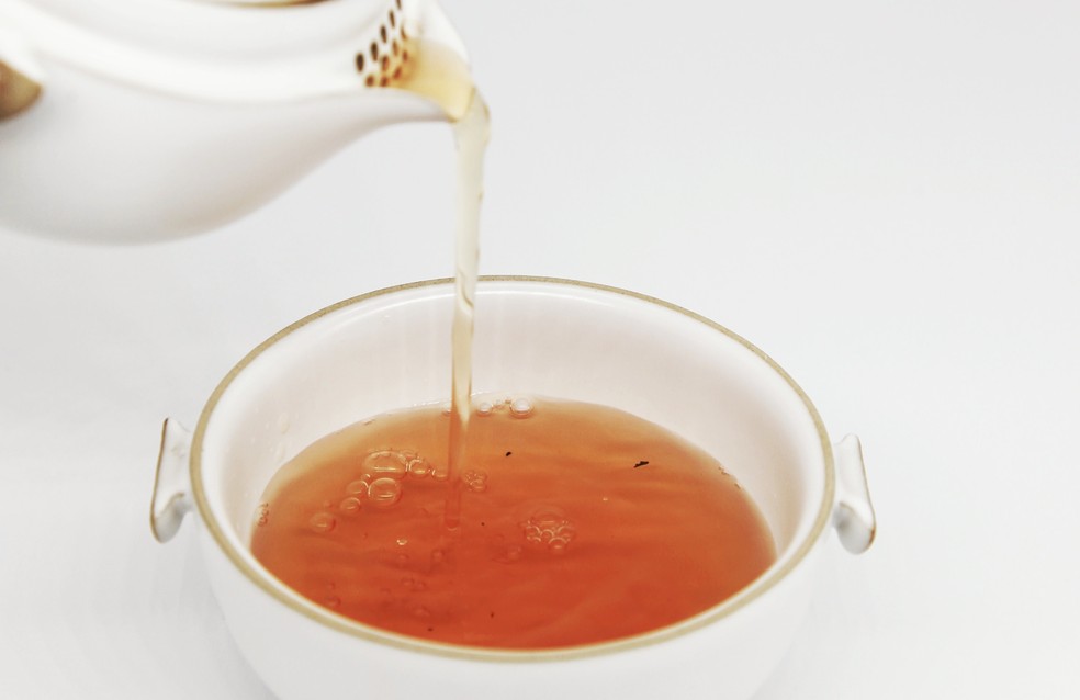 Chá de camomila acalma a pele e ajuda no combate de espinhas inflamadas — Foto: Unsplash