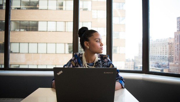 trabalho - mulher - negra - negro - diversidade - carreira - notebook - profissional (Foto: Pexels)