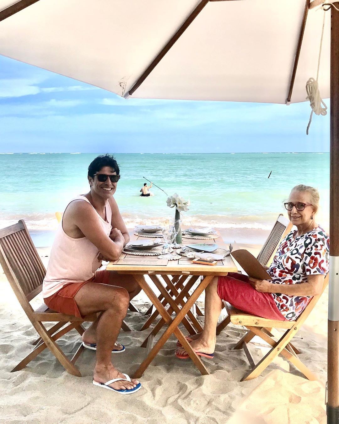 Reynaldo GIanecchini exibe almoço chique ao lado da mãe em Alagoas (Foto: Reprodução/Instagram)