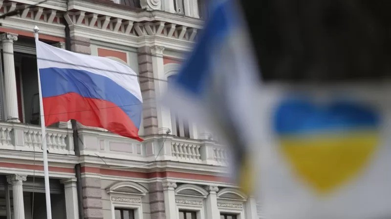 A expulsão de funcionários russos das capitais ocidentais mostra como conflito de espionagem se intensificou (Foto: EPA via BBC News)