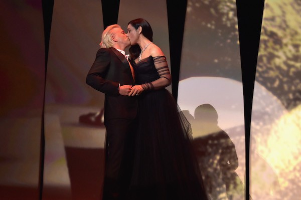 O beijo da atriz Monica Bellucci no ator Alex Lutz (Foto: Getty Images)