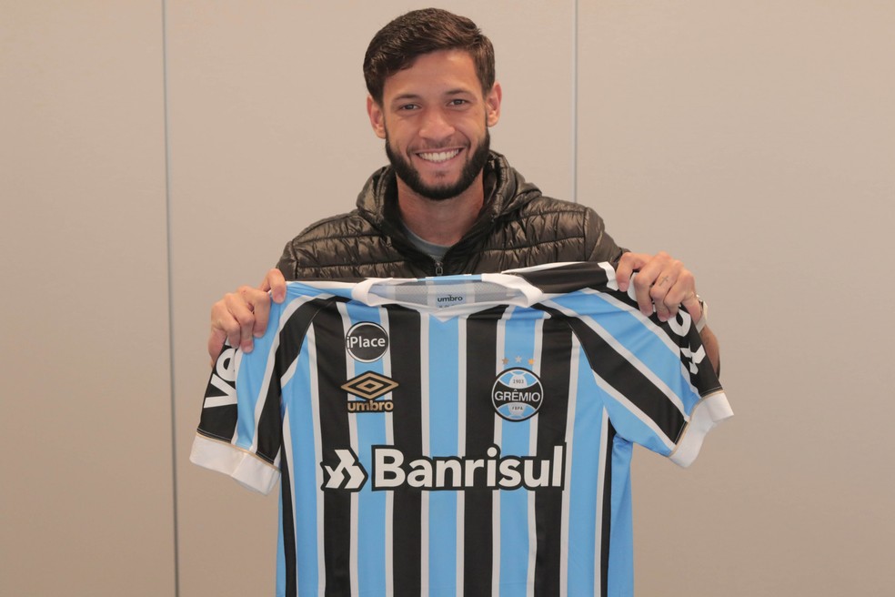Juninho Capixaba assinou com o Grêmio até maio de 2019 (Foto: Grêmio FBPA/Divulgação)