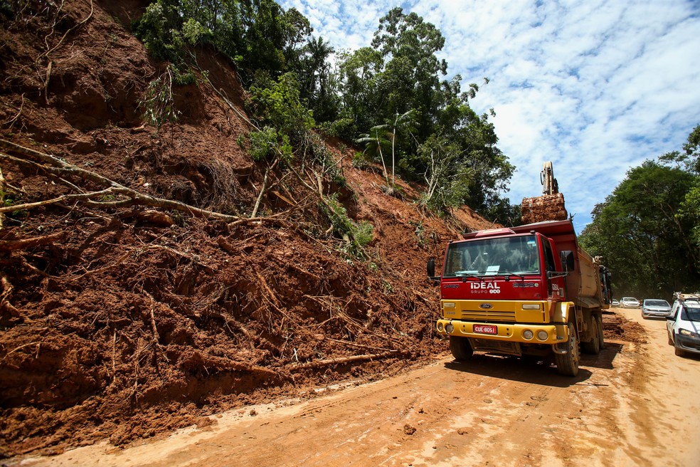 Trechos da Rodovia Rio-Santos completamente destruídos no início da semana — Foto:  TIAGO QUEIROZ/ESTADÃO CONTEÚDO