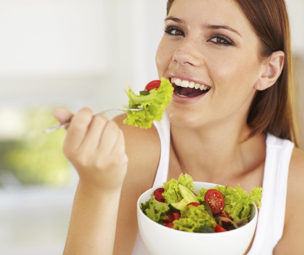 Mulher comendo salada (Foto: Thinkstock)
