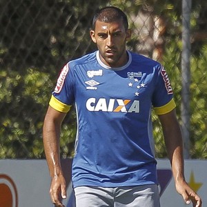 Em duelo do chuveirinho, Cruzeiro tem estreia de dupla para se afastar do Z-4