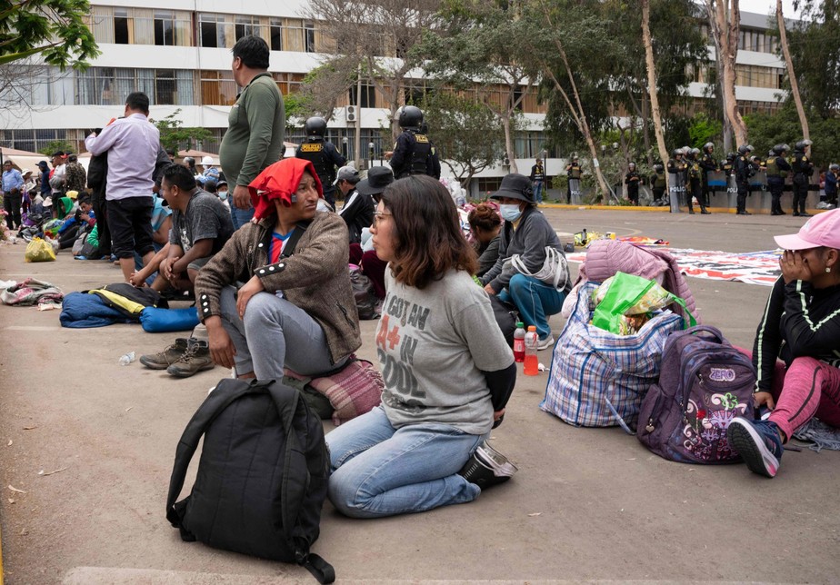 Polícia peruana prende mais de 200 pessoas em universidade em Lima, no Peru, em meio aos protestos antigovernamentais que pedem a renúncia da presidente Dina Boluarte