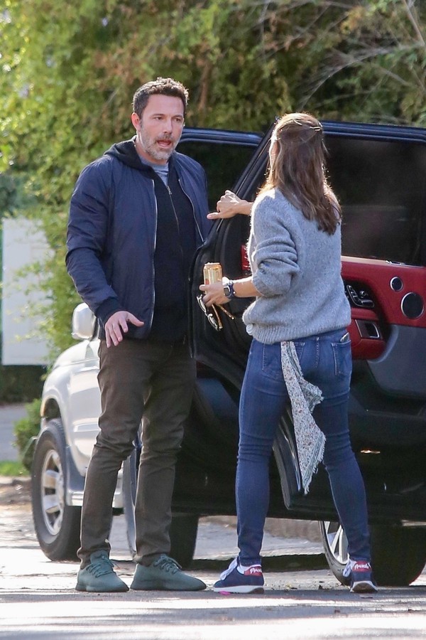 Brentwood, CA  - *EXCLUSIVE* Ex's Ben Affleck and Jennifer Garner have a tense conversation outside her house. The former husband and wife drove away on Ben's Range Rover with Jen on the driver's seat while unhappy Ben hopped in on the passenger's seat. (Foto: BENS / BACKGRID)