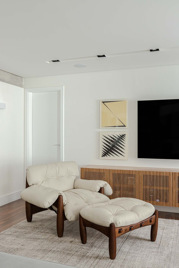 Minimalismo, espaço livre e muito branco marcam apê de 150 m²  (Foto: FOTOS GISELE RAMPAZZO)