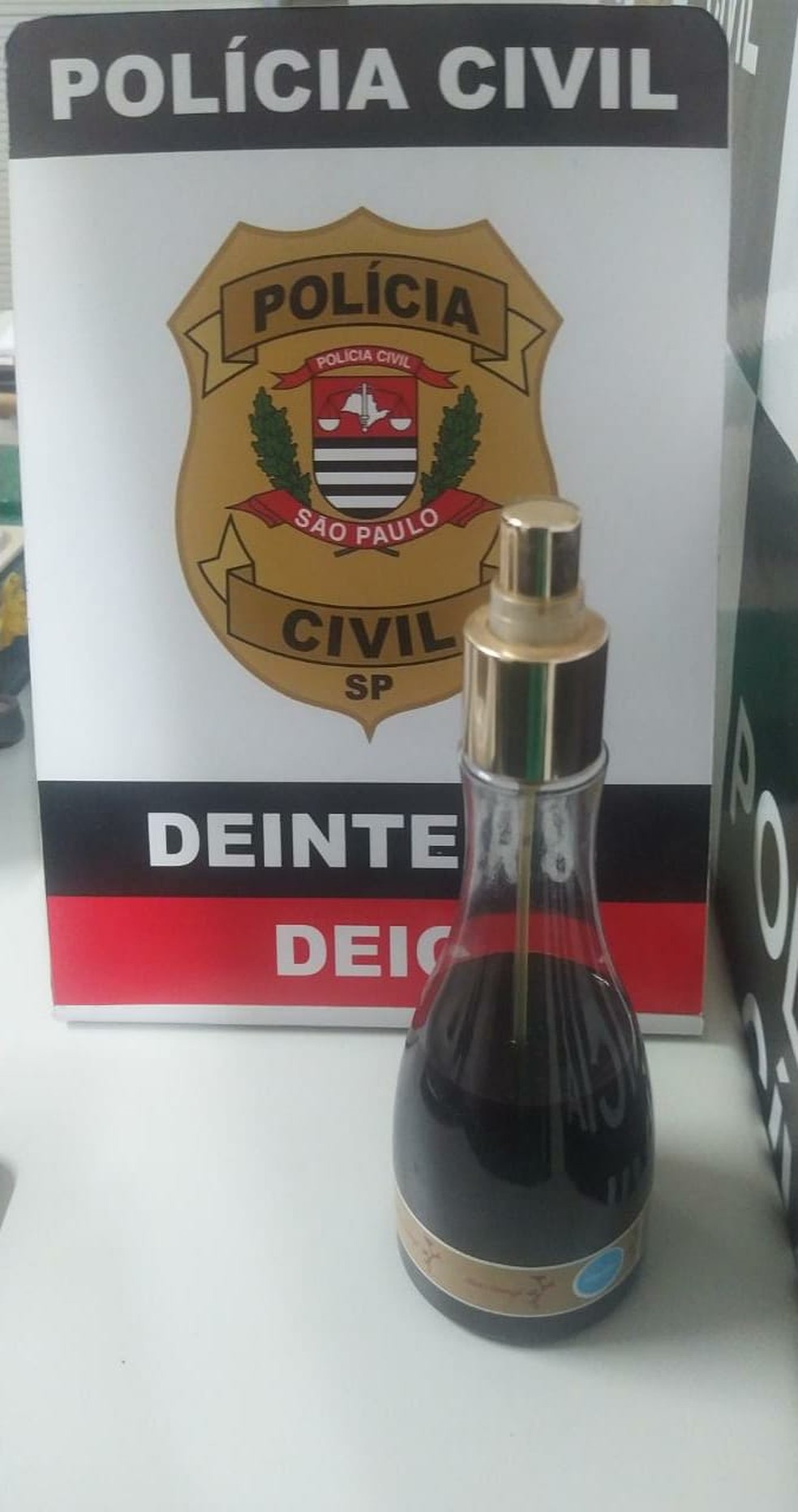 Frasco com o medicamento canabidiol manipulado clandestinamente pelo enfermeiro foi apreendido — Foto: Polícia Civil