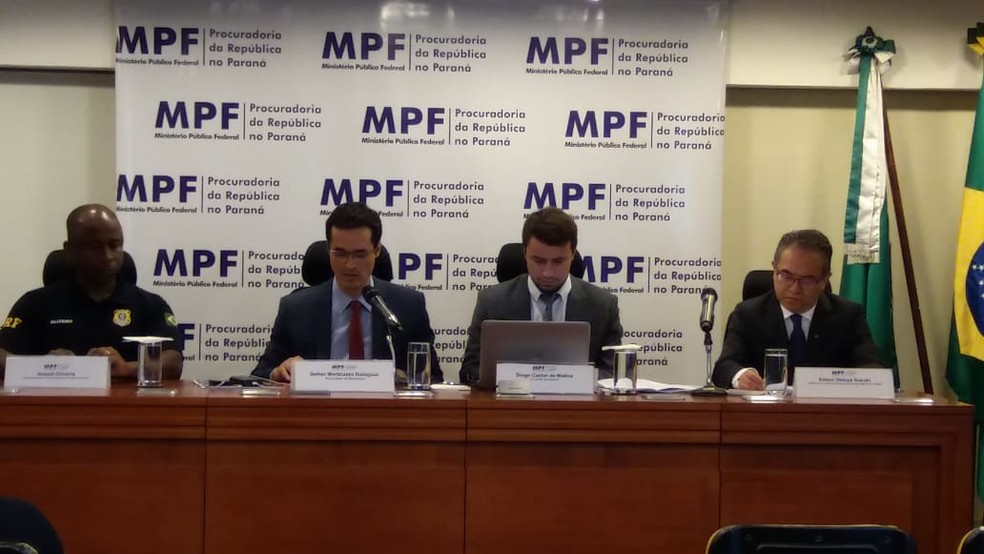 Procuradores da Lava Jato apresentaram denúncia contra Richa nesta segunda-feira (28) — Foto: Ramon Pereira / RPC