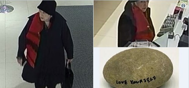 Idosa teria roubado pedra de exposição de Yono Ono (Foto: Reprodução / Twitter)