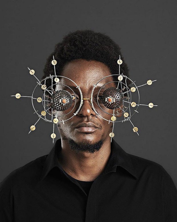 Artista queniano desenvolve óculos esculturais com objetos abandonados (Foto: Reprodução)