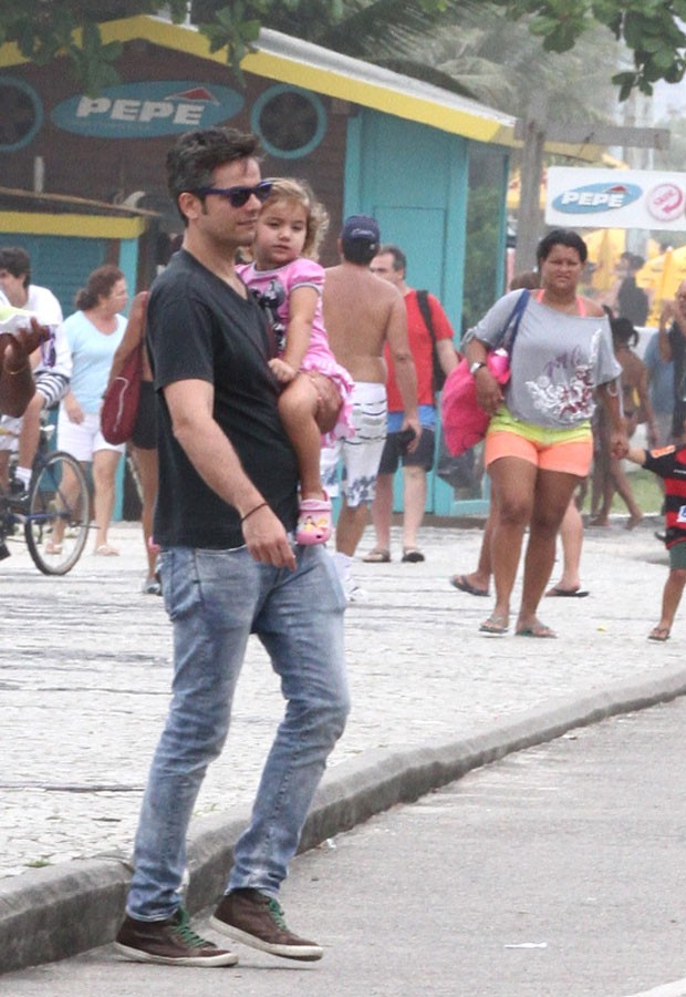 Otaviano Costa Passeia Com A Filha Olivia Na Orla Da Barra Da Tijuca Quem QUEM News