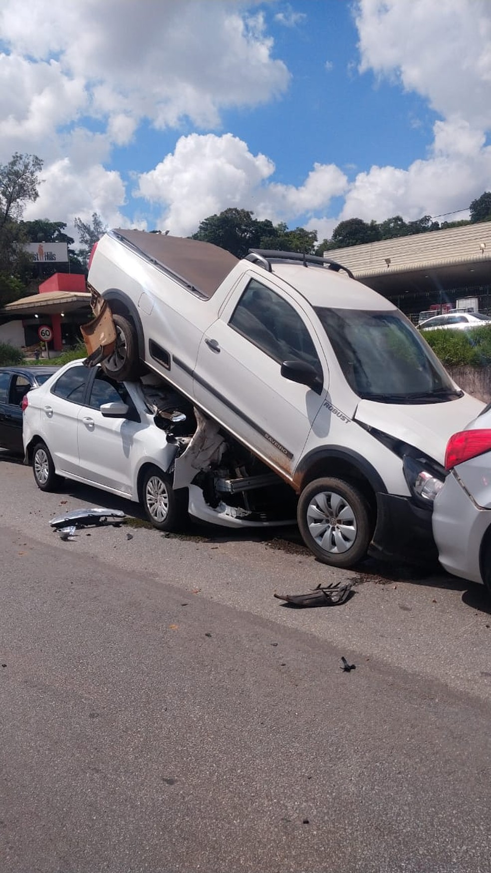 Seis veículos se envolveram em um engavetamento no Anel Rodoviário, em BH — Foto: PRE/Divulgação