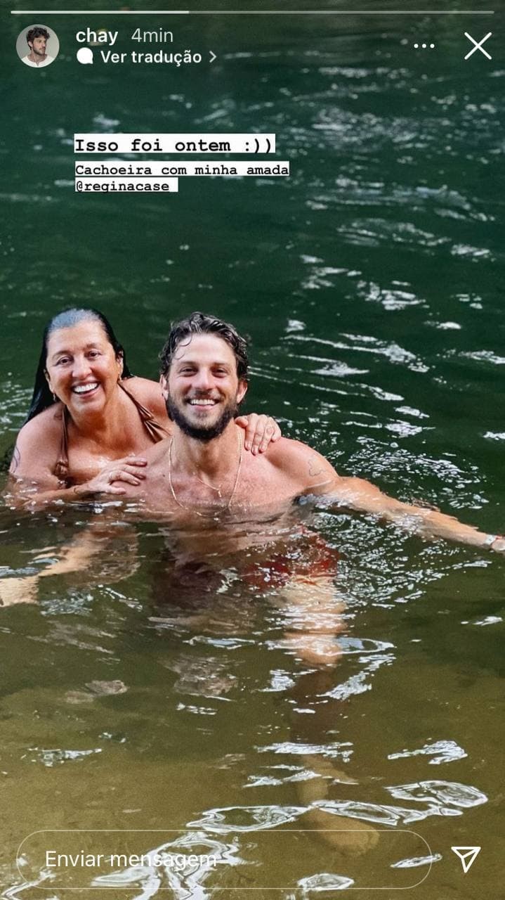 Chay Suede posa ao lado de Regina Casé em cachoeira no sítio da atriz (Foto: Reprodução / Instagram)